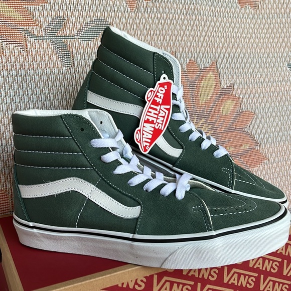 Vans Sk8-Hi
Color Theory Duck Green
VNOA7Q5NYQW
Men’s sneakers - Picture 8 of 16
